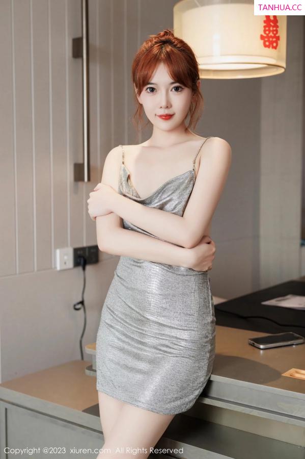   [XiuRen]高清写真图 2023.12.12 No.7795 圆儿 新人美腿第3张图片